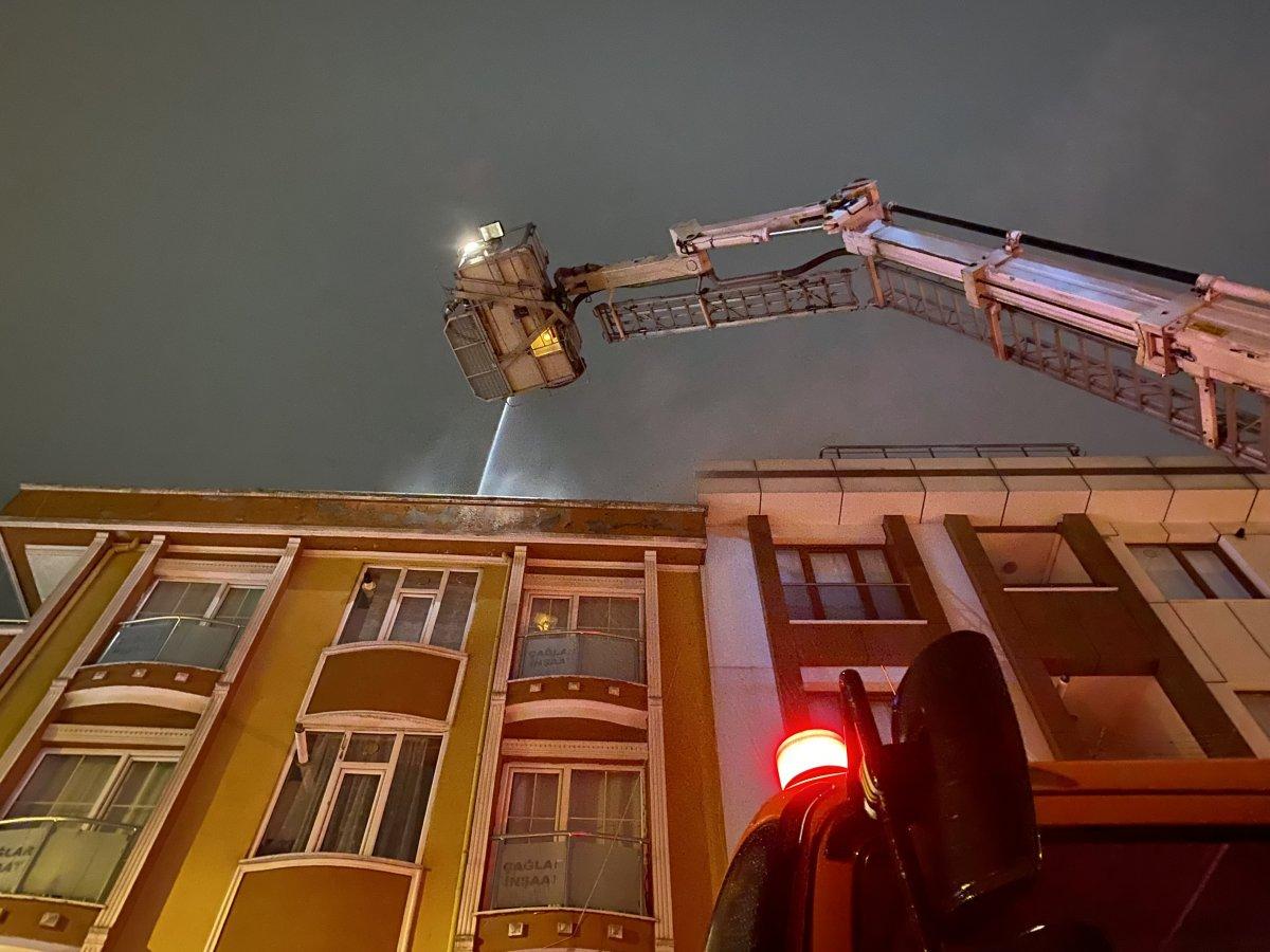 Çekmeköy’de binanın çatısında yangın çıktı