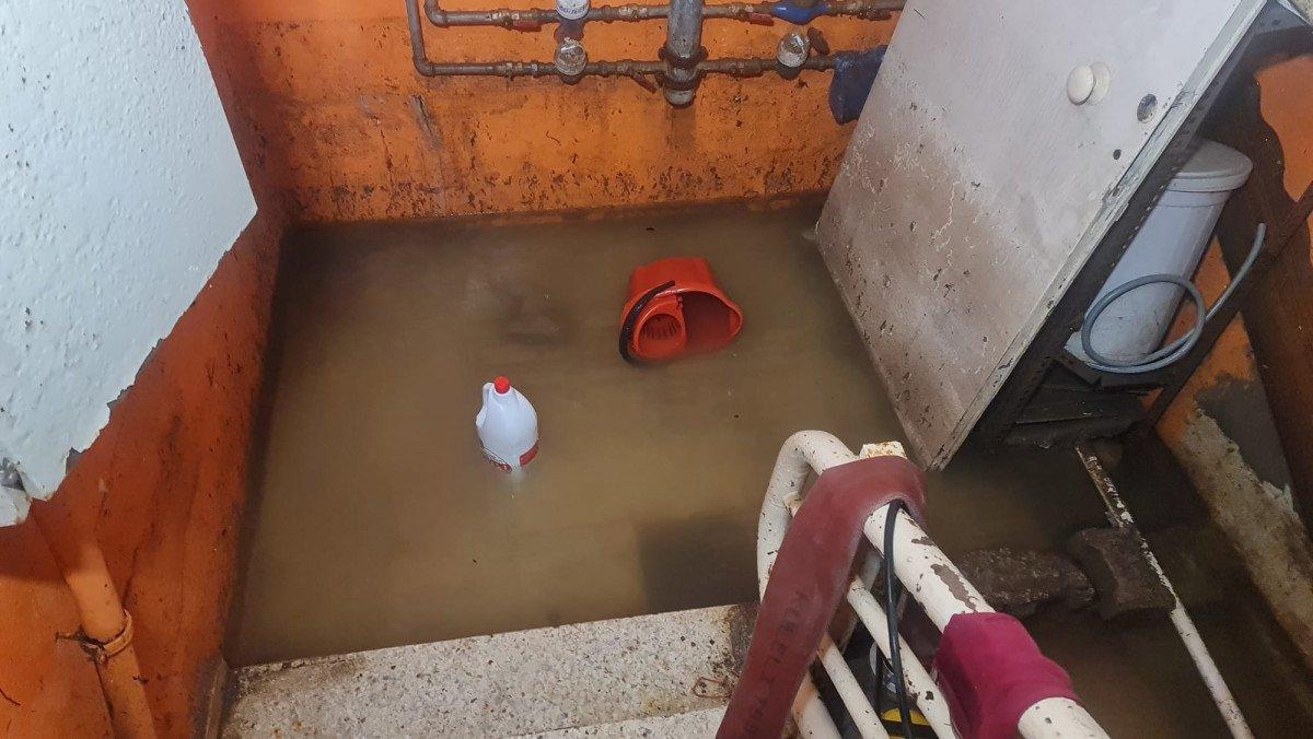 Kocaeli'de apartmanın giriş ve bodrum katlarını su bastı