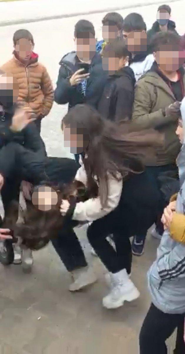 Isparta’da okul çıkışı birbirine giren 2 genç kız kamerada