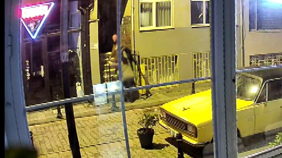 Kadıköy’de, sokak ortasında idrar yapma kavgası kamerada