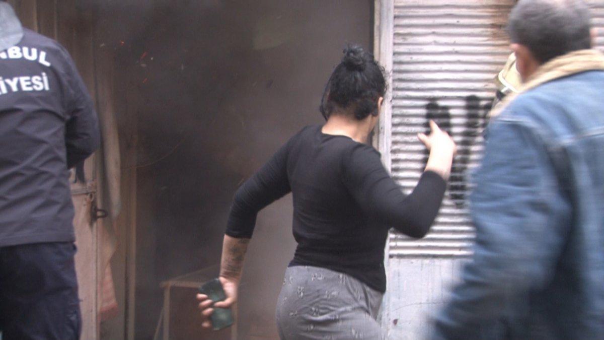 Beyoğlu'ndaki yangında yardım etmek isterken yaralanmaktan kurtuldu