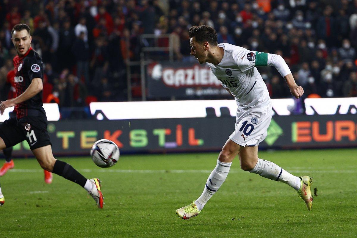 Arsenal taraftarı ve İngiliz medyasında gündem: Mesut Özil