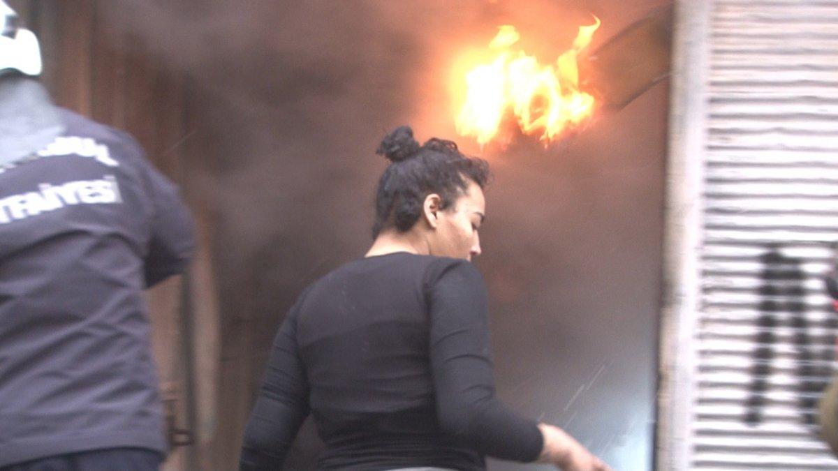 Beyoğlu'ndaki yangında yardım etmek isterken yaralanmaktan kurtuldu