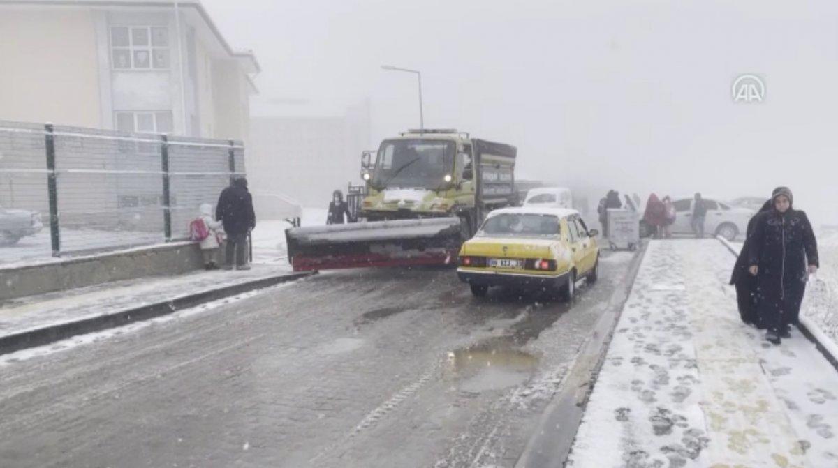 Ankara'da kar yüksek ilçeleri beyaza bürüdü