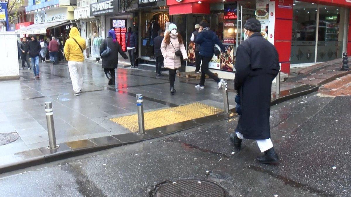 Zeytinburnu’nda elindeki sopa ile ön kesip saldırdı