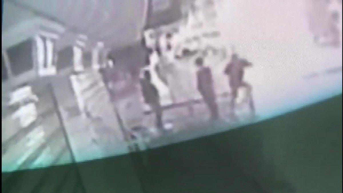 Zeytinburnu’nda elindeki sopa ile ön kesip saldırdı