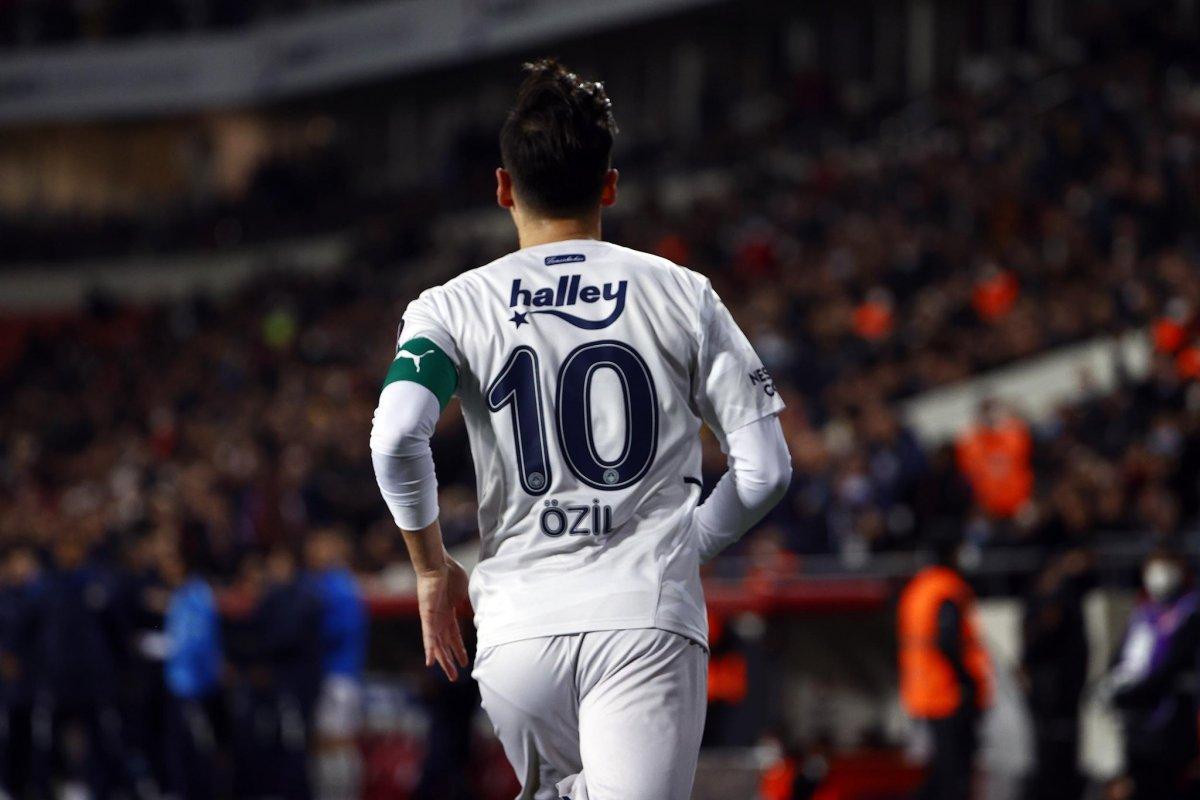 Arsenal taraftarı ve İngiliz medyasında gündem: Mesut Özil