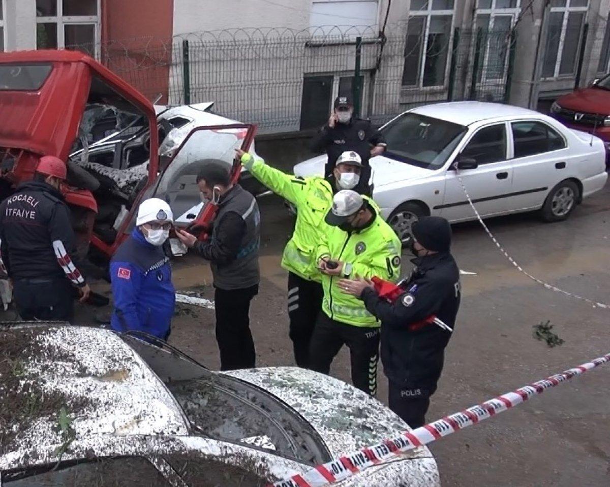 Kocaeli'deki polis, kaza yerindeki bayrağı elinden bırakmadı