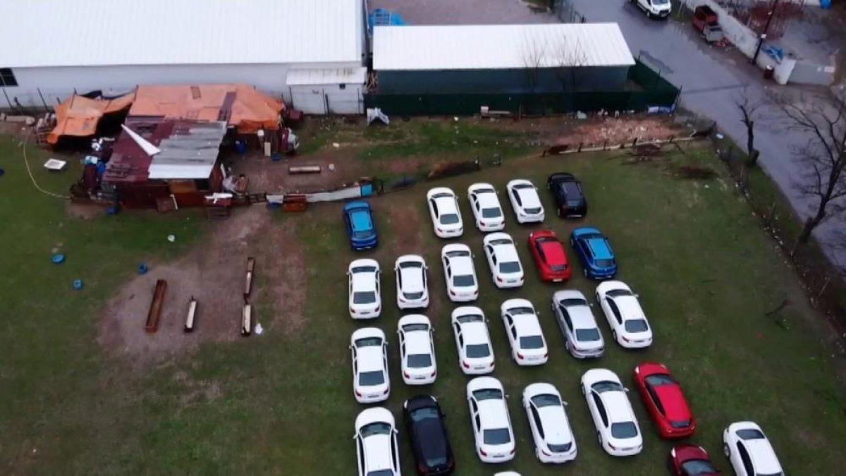 İstanbul'da sıfır araçlar boş arazide bekletiliyor