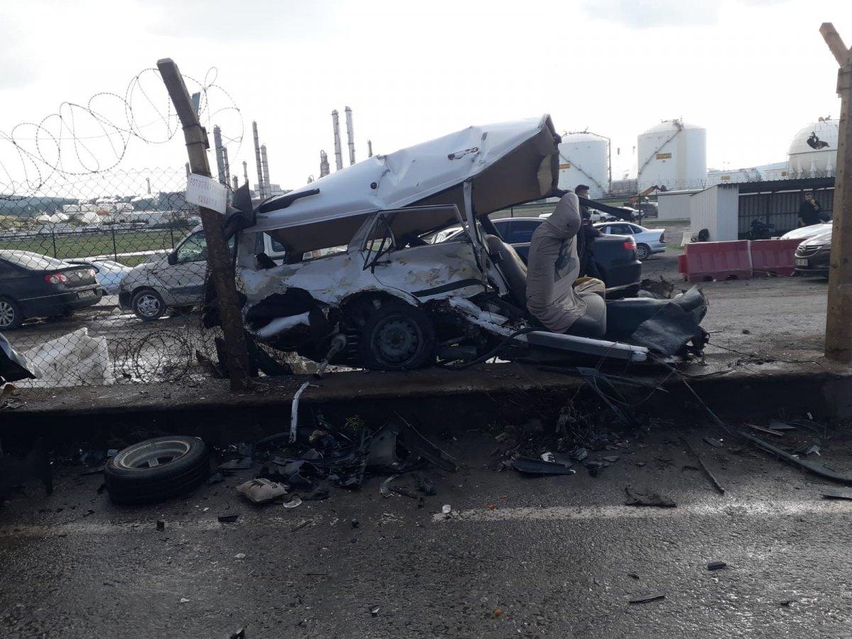 İzmir'de feci kaza: Otomobil ikiye bölündü