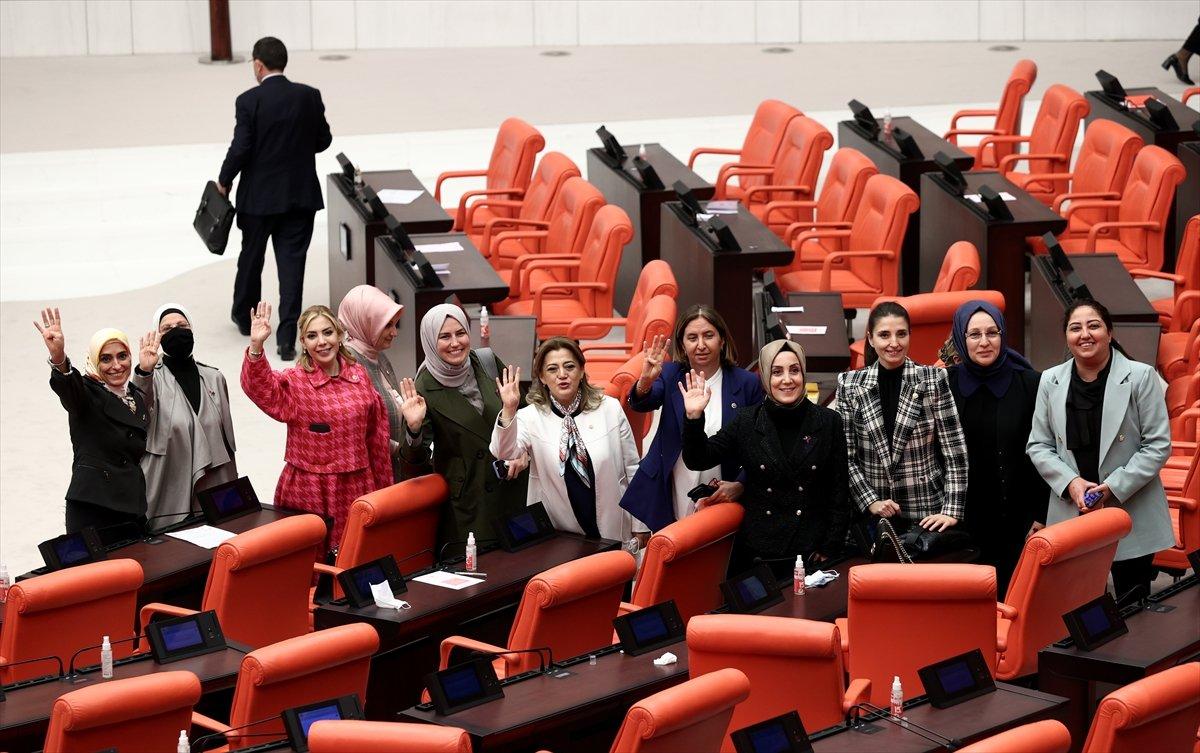 Hazine ve Maliye Bakanlığı bütçe görüşmesinin ardından vekillerin hatıra pozu