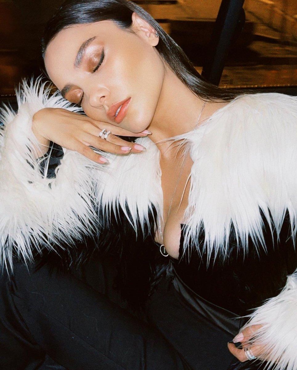 Hazal Filiz Küçükköse'nin göğüs dekoltesi olay oldu