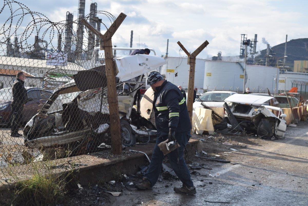 İzmir'de feci kaza: Otomobil ikiye bölündü