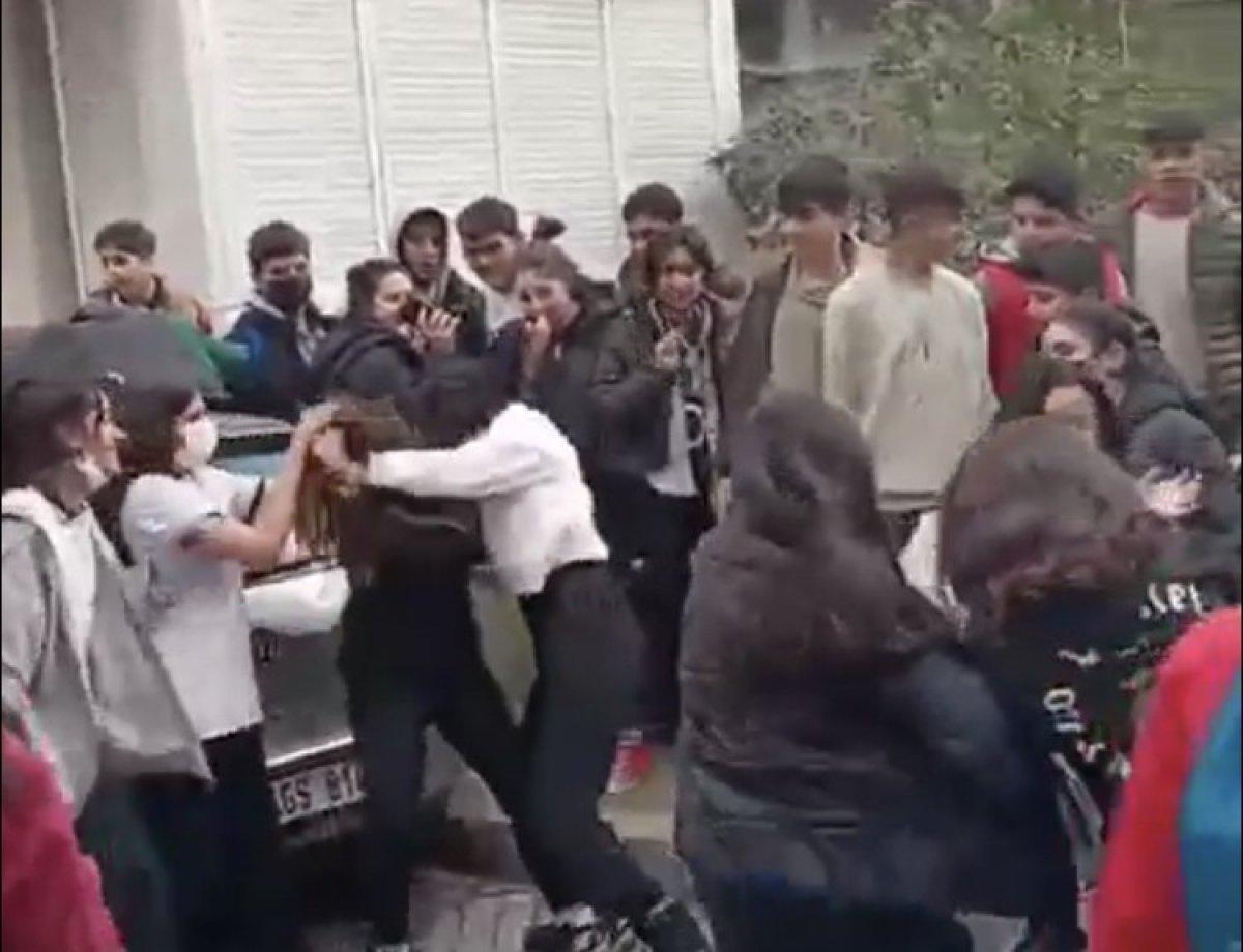 Manisa'da kız öğrenciler ortalığı birbirine kattı