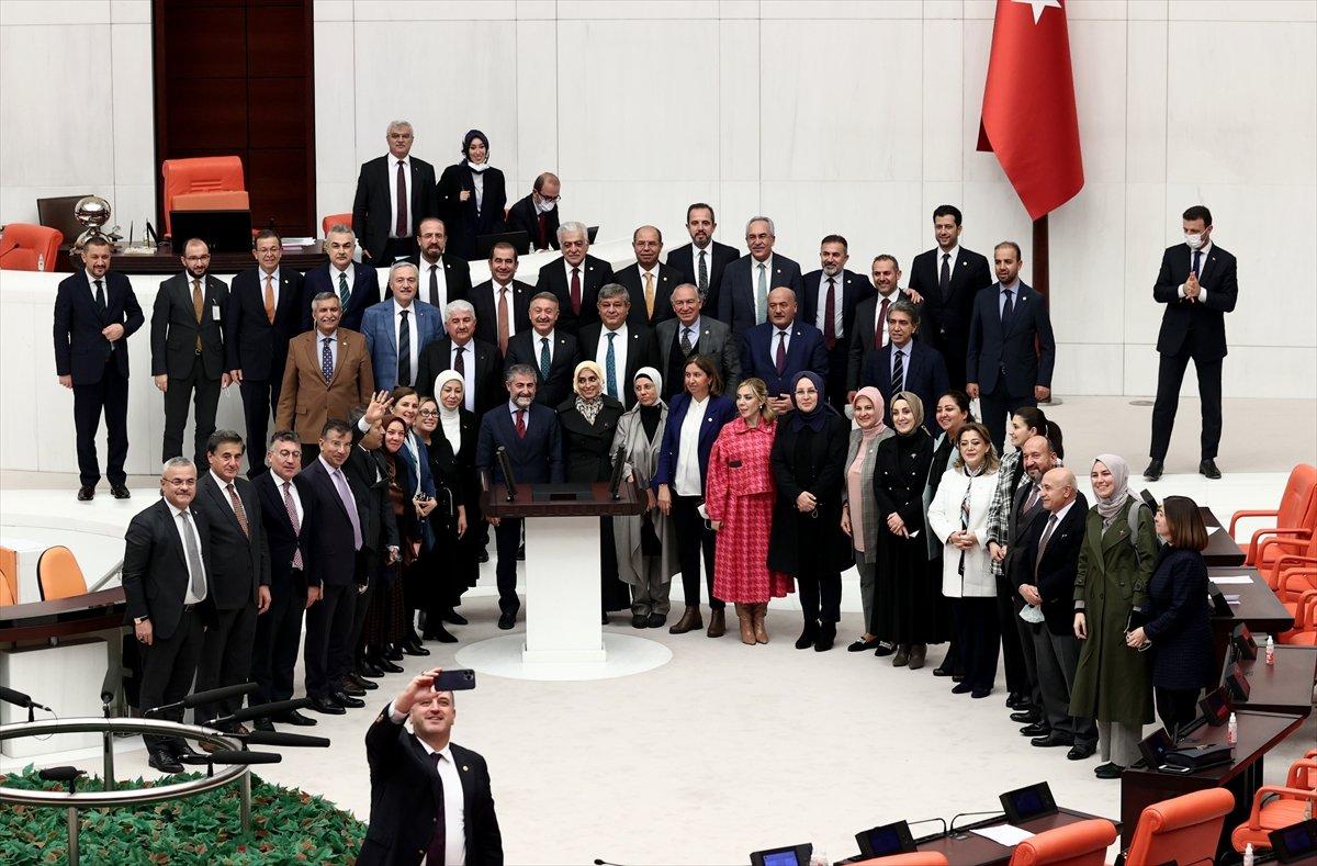 Hazine ve Maliye Bakanlığı bütçe görüşmesinin ardından vekillerin hatıra pozu