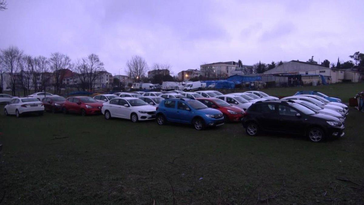 İstanbul'da sıfır araçlar boş arazide bekletiliyor