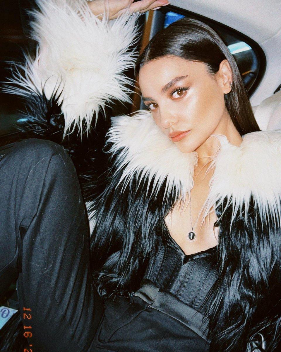 Hazal Filiz Küçükköse'nin göğüs dekoltesi olay oldu