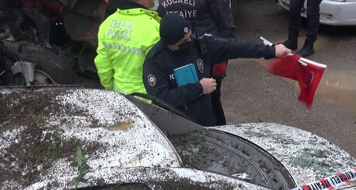 Kocaeli'deki polis, kaza yerindeki bayrağı elinden bırakmadı