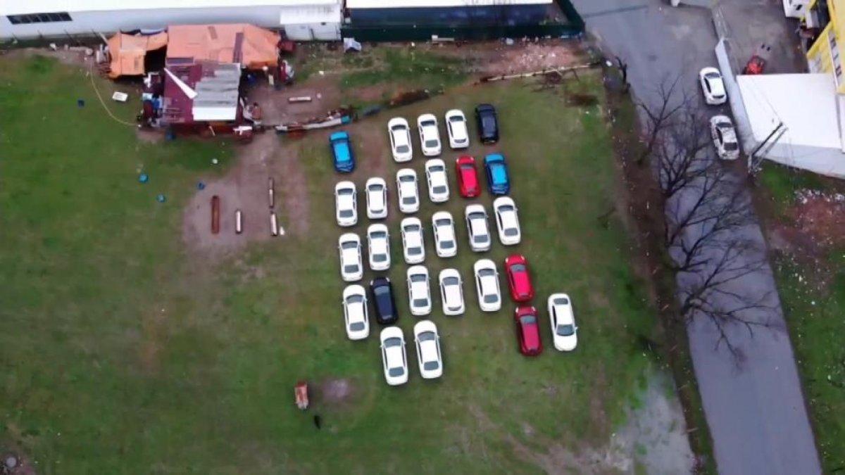 İstanbul'da sıfır araçlar boş arazide bekletiliyor