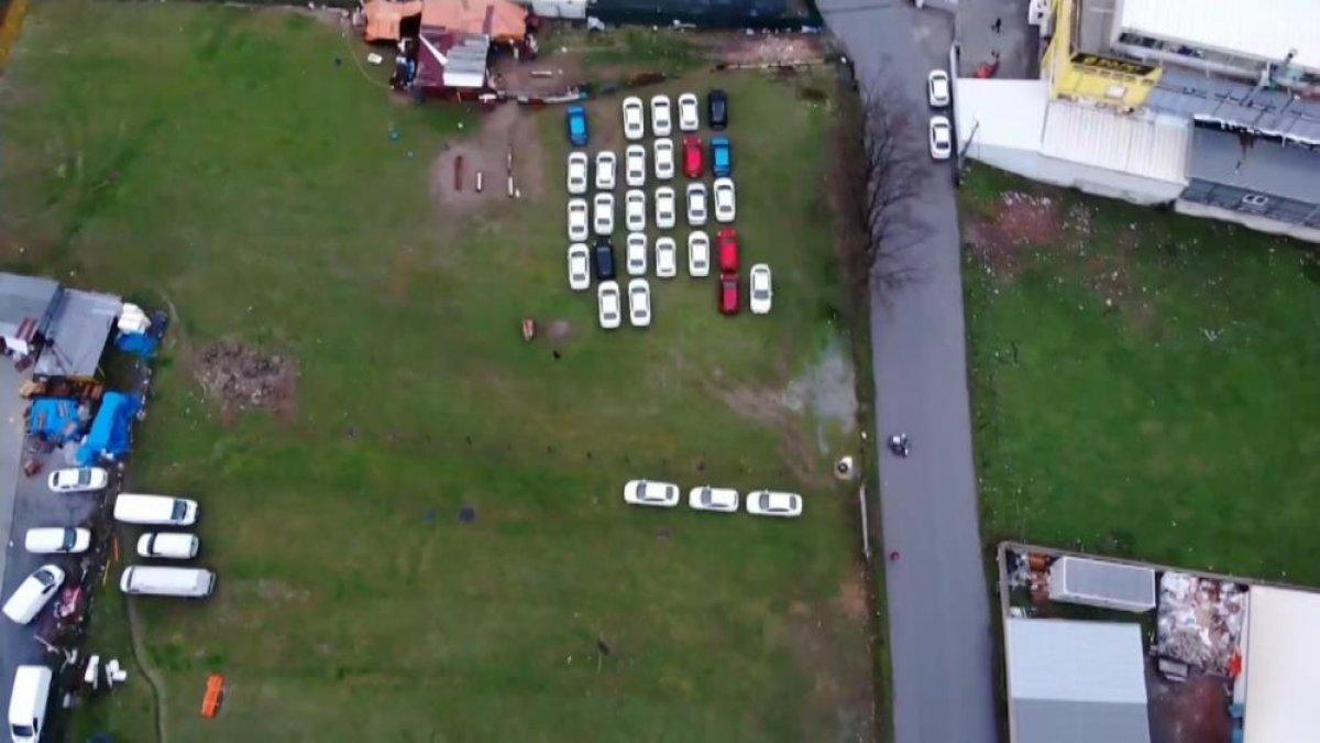 İstanbul'da sıfır araçlar boş arazide bekletiliyor