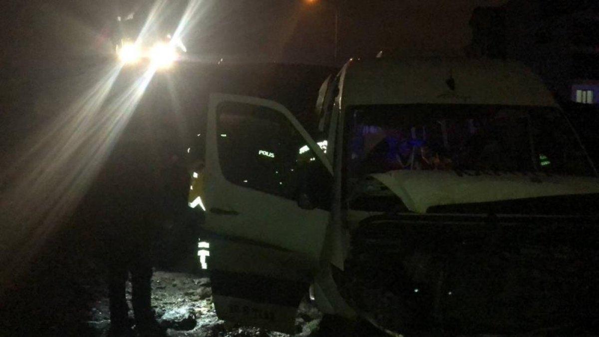 Gemlik’te fabrika işçilerini taşıyan minibüs köprü inşaatına uçtu