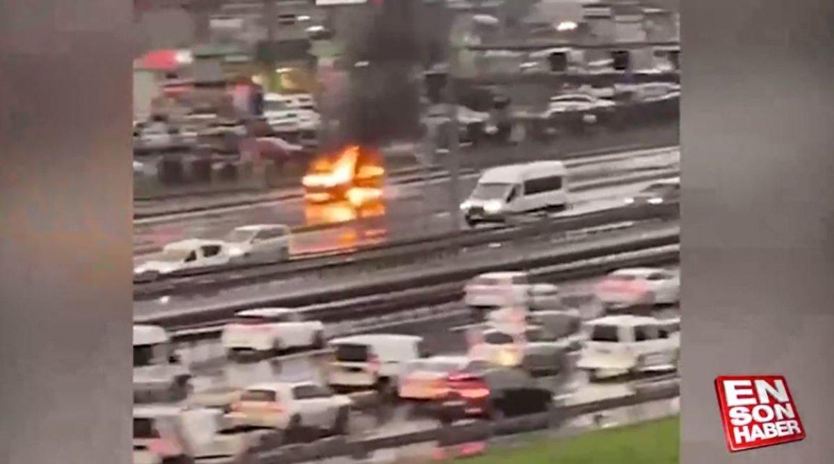 İstanbul'da araç, alev alev yandı