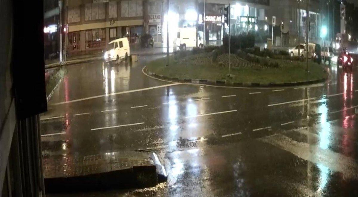 Zonguldak’ta yemek siparişi götüren kurye, minibüsün altında kaldı