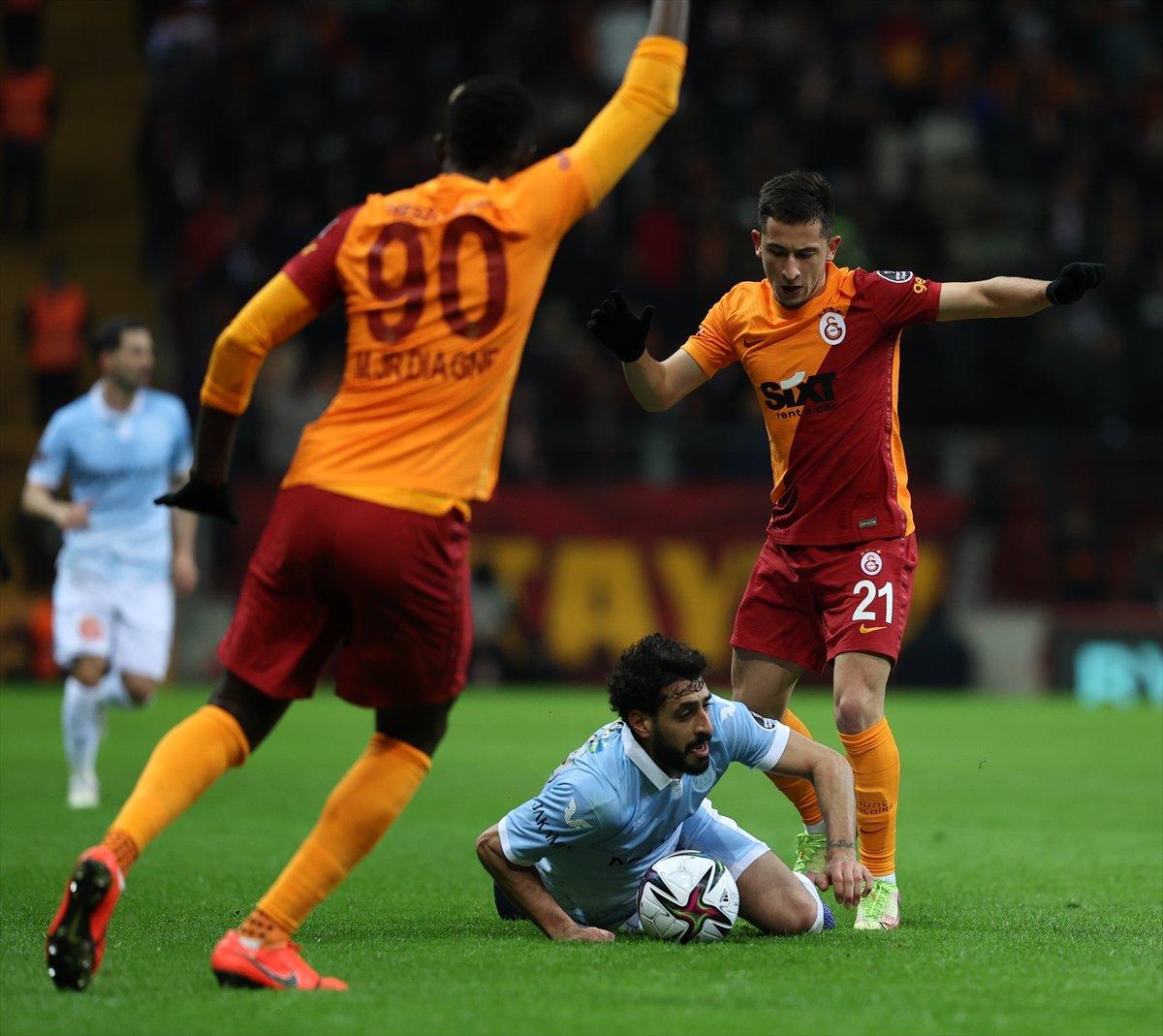 Galatasaray evinde Başakşehir ile berabere kaldı