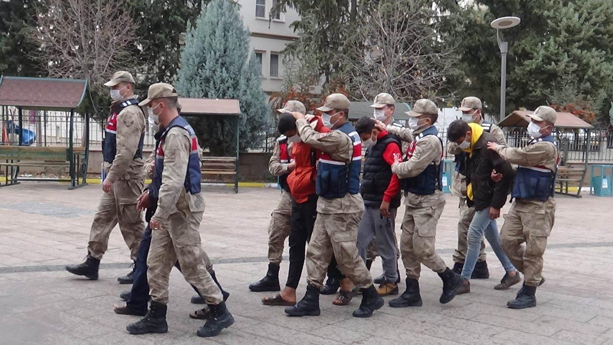 Kilis’te, 57 kaçak göçmen ile 4 organizatör yakalandı