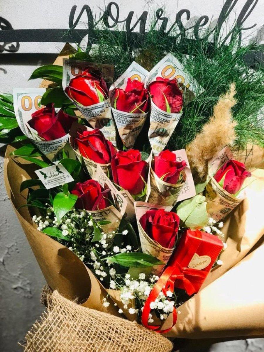 Kırşehir’de çiçekçiden ilginç talep: Gül buketlerini dolarlarla sardırdı