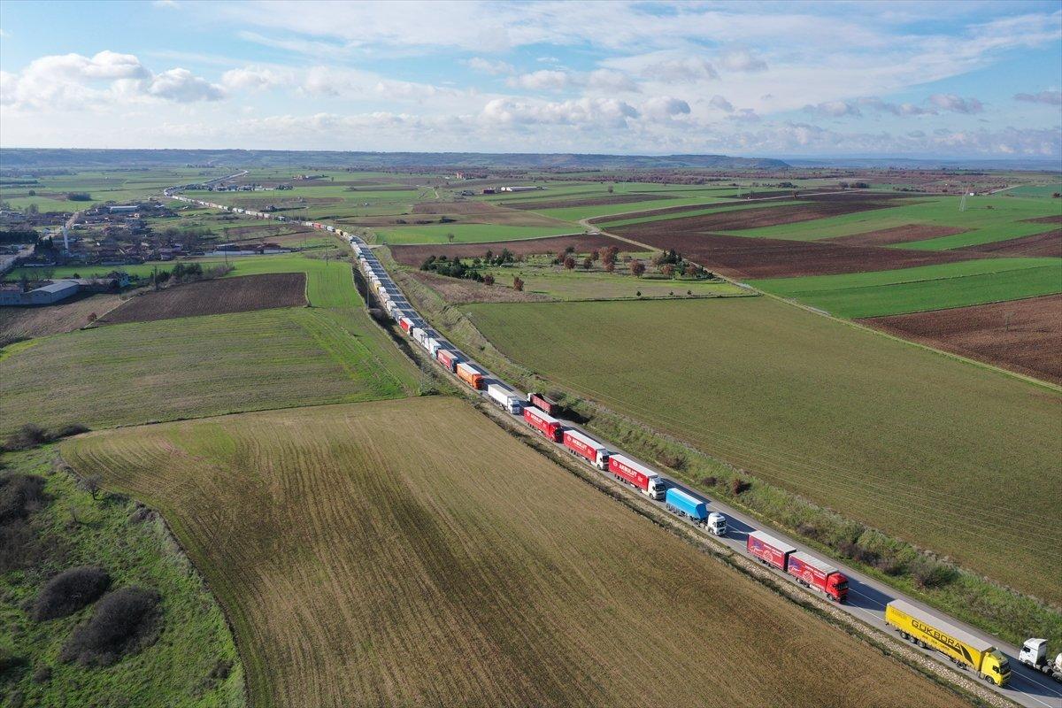 Hamzabeyli'de 32 kilometrelik tır kuyruğu