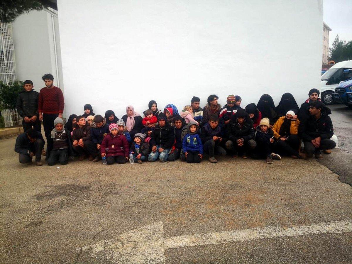 Kilis’te, 57 kaçak göçmen ile 4 organizatör yakalandı