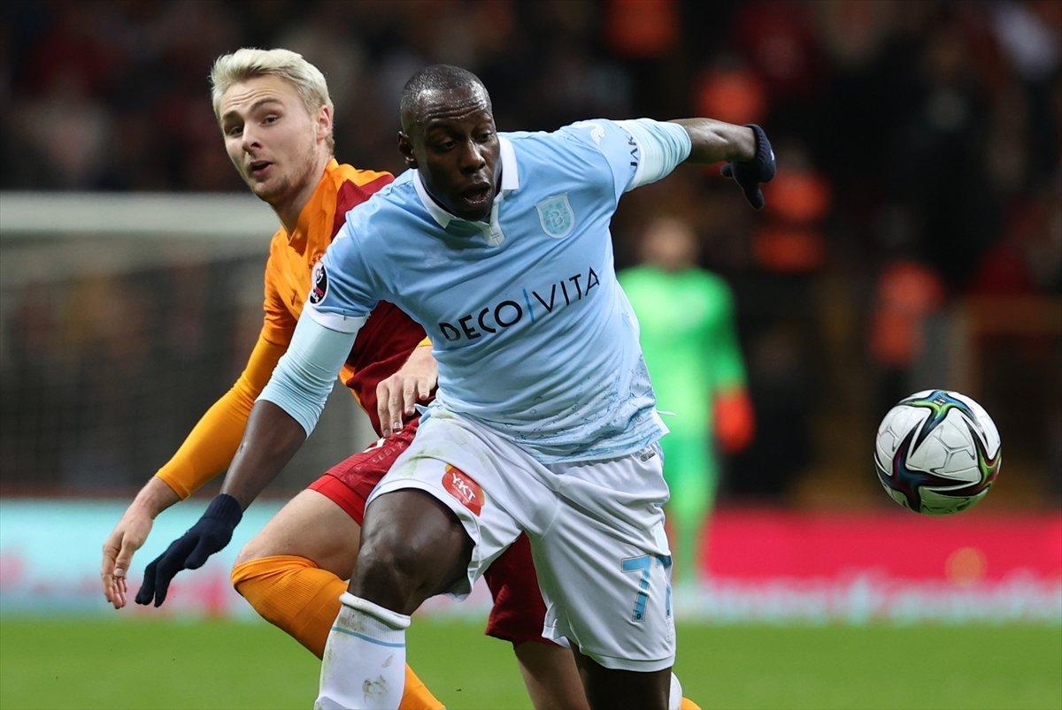 Galatasaray evinde Başakşehir ile berabere kaldı