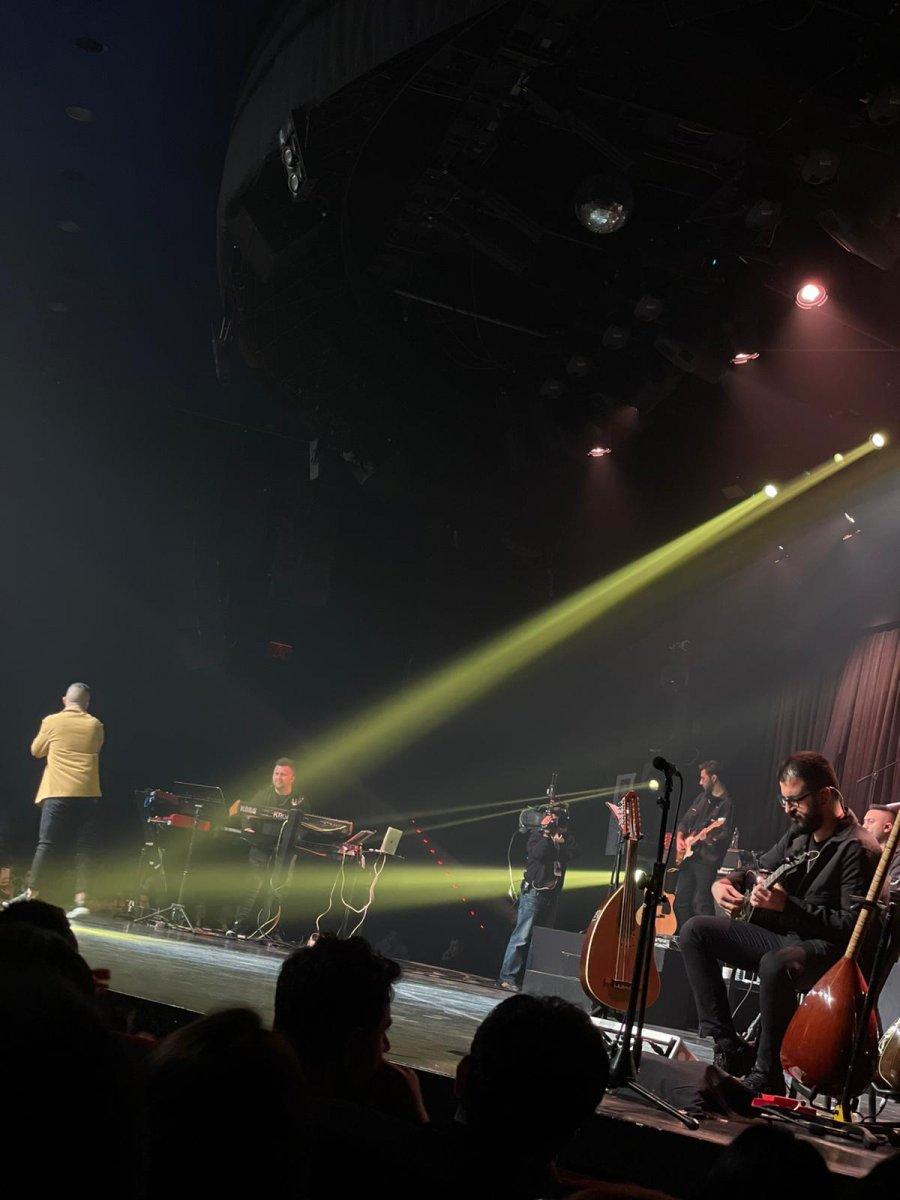 Bilal Sonses Bostancı'daki konserde sevenleriyle buluştu