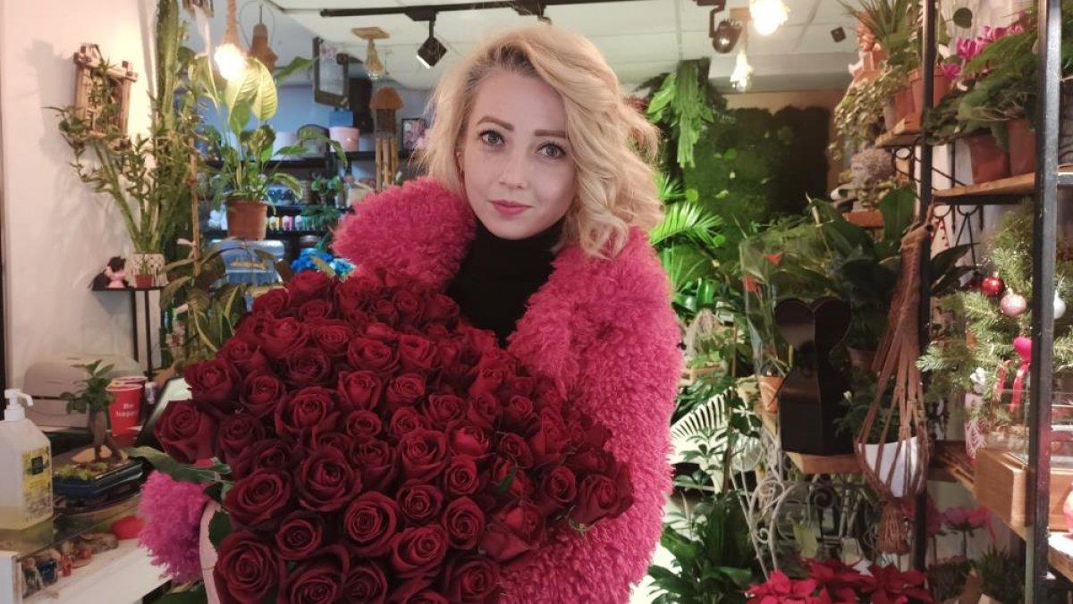 Kırşehir’de çiçekçiden ilginç talep: Gül buketlerini dolarlarla sardırdı