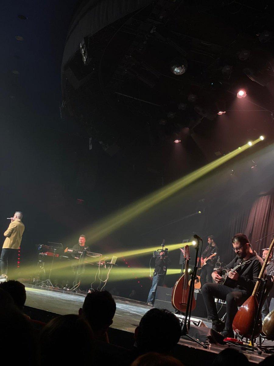 Bilal Sonses Bostancı'daki konserde sevenleriyle buluştu