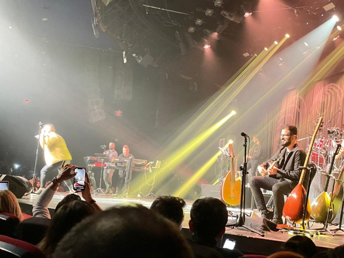 Bilal Sonses Bostancı'daki konserde sevenleriyle buluştu