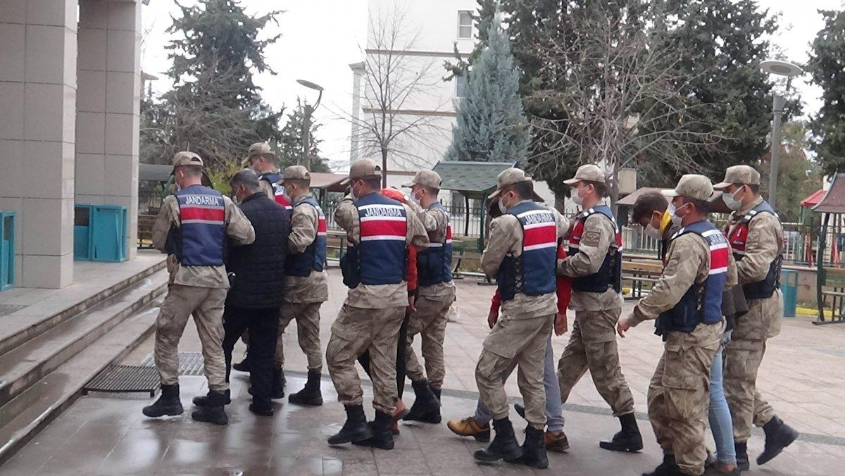Kilis’te, 57 kaçak göçmen ile 4 organizatör yakalandı