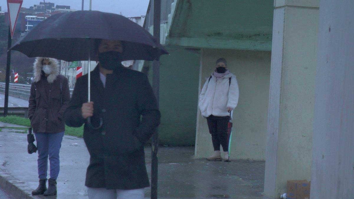 İstanbullular, hafta sonuna yağışla başladı