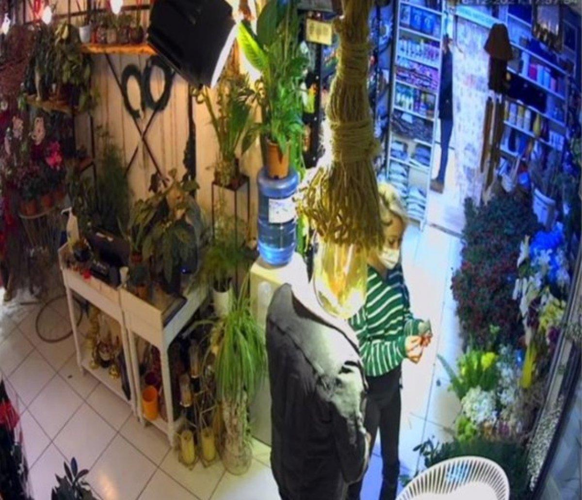 Kırşehir’de çiçekçiden ilginç talep: Gül buketlerini dolarlarla sardırdı