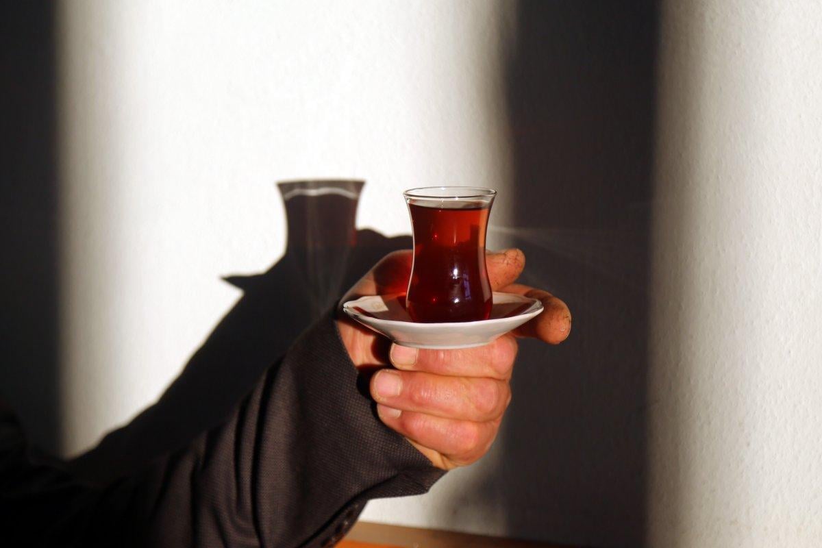 Gümüşhane'de çay içmeye doyamayan adam görenleri şaşırtıyor