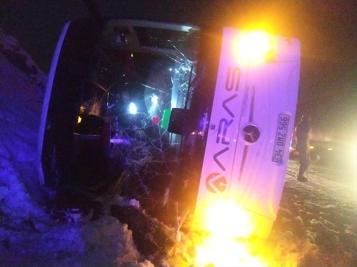 Kars'ta yolcu otobüsü kaza yaptı: Çok sayıda ölü var