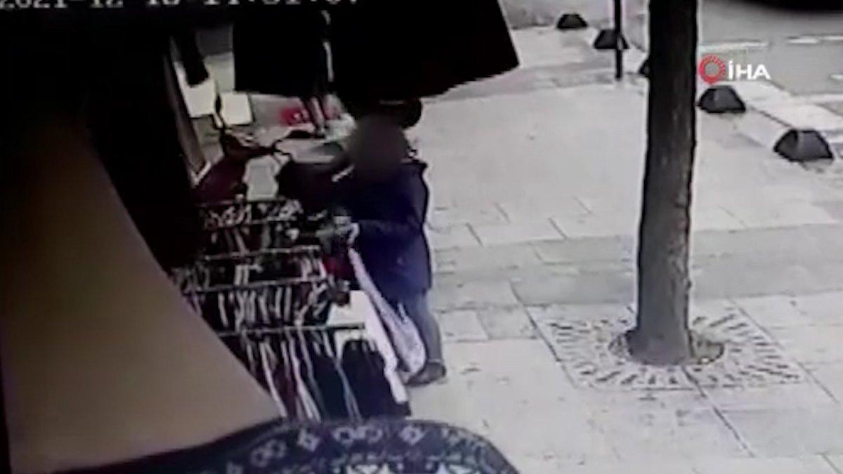 İstanbul'da mağaza önündeki giysilerin çalınma anı kamerada