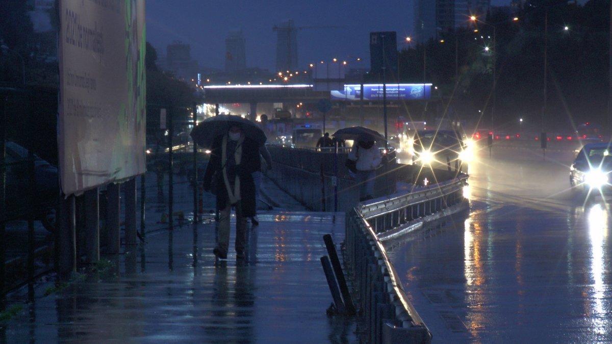 İstanbullular, hafta sonuna yağışla başladı