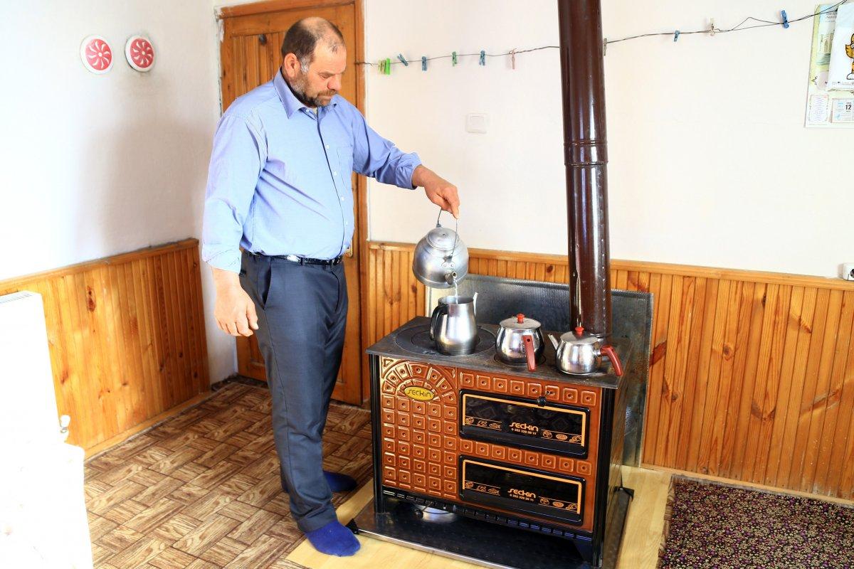 Gümüşhane'de çay içmeye doyamayan adam görenleri şaşırtıyor