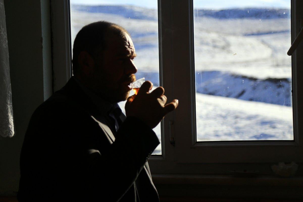 Gümüşhane'de çay içmeye doyamayan adam görenleri şaşırtıyor