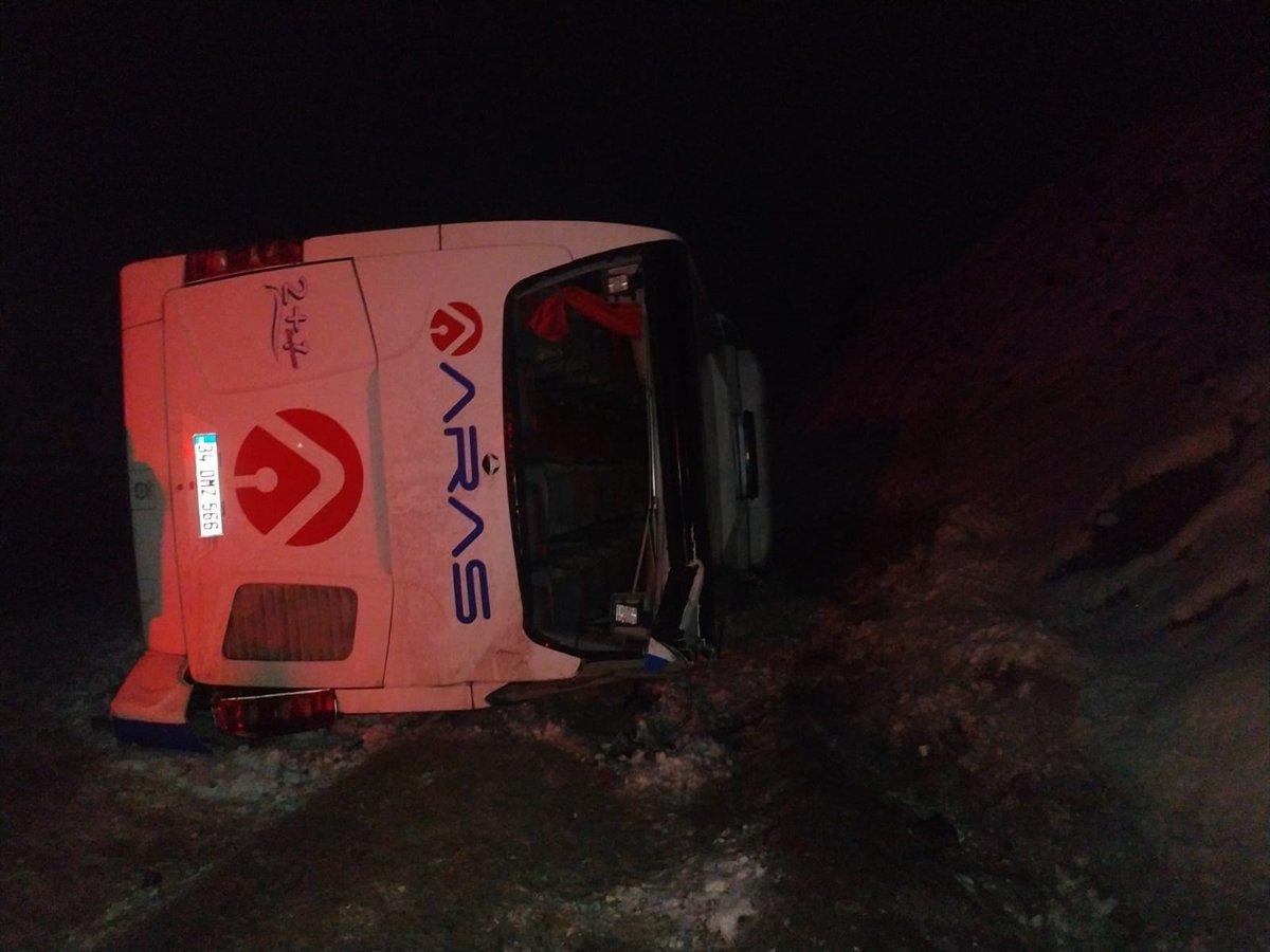 Kars'ta yolcu otobüsü kaza yaptı: Çok sayıda ölü var