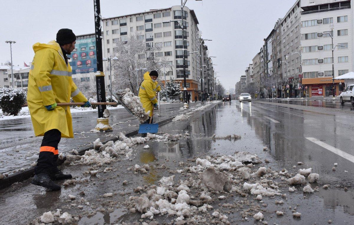 Bitlis ve Sivas'taki köy yollarına kar engeli