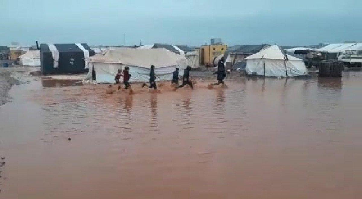İdlib'deki sığınmacı kamplarını su bastı