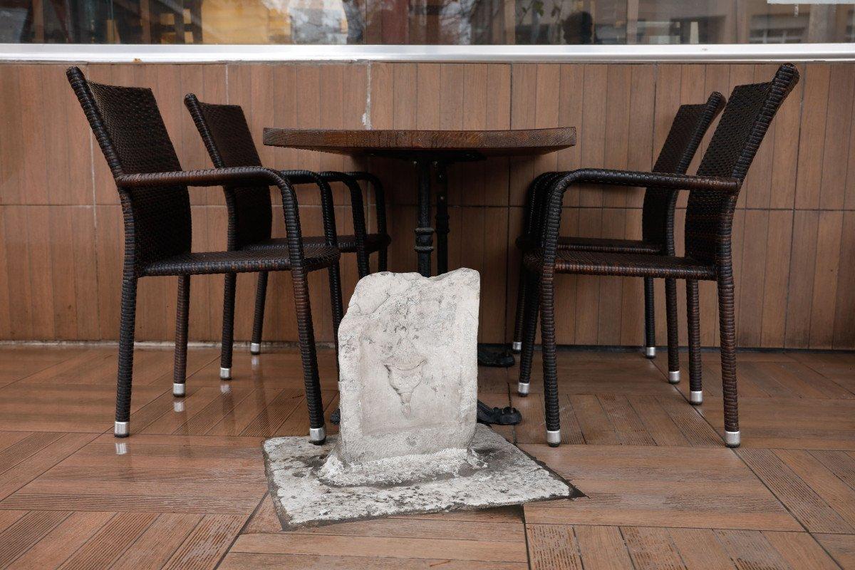 Eyüpsultan'da kebapçıdaki kıble taşı ilgi görüyor